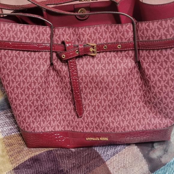 Mk purses - Picture 2 of 2